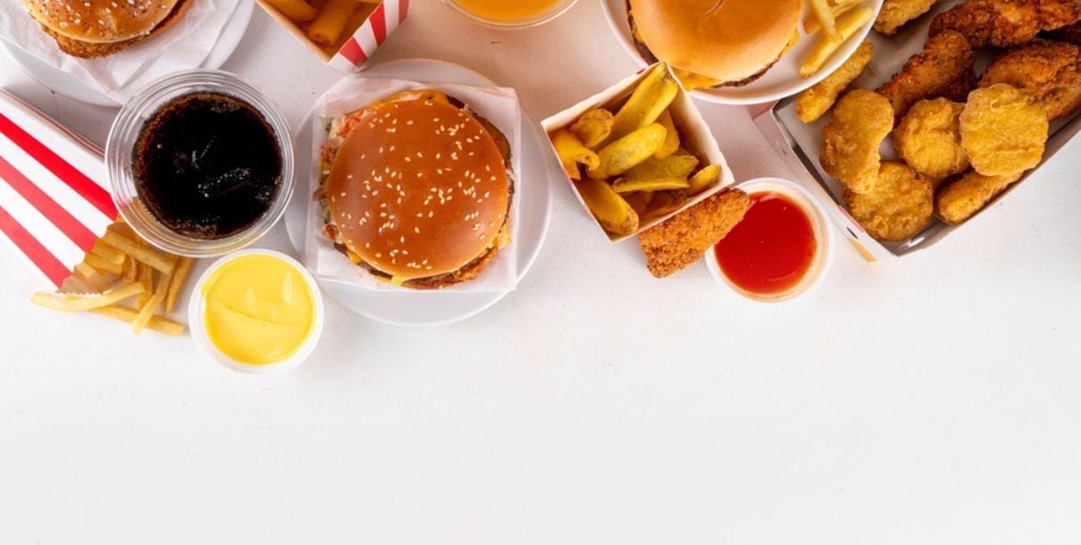 Cómo crear un menú de snacks rentable y fácil de preparar con plancha panini y freidora